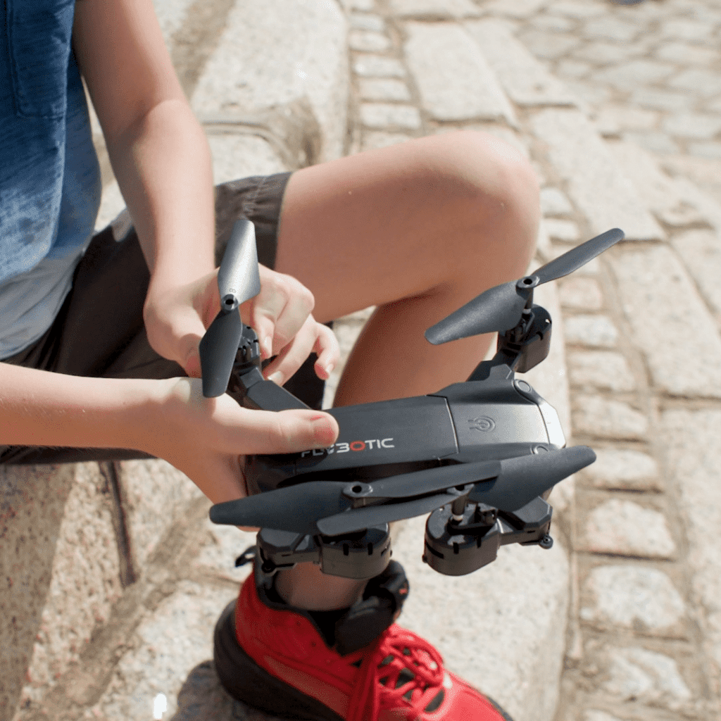 FLYBOTIC - Flashing Drone : le drone lumineux à double commandes